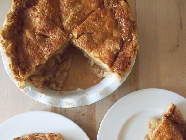 Najhitrejša jabolčna pita, ki jo lahko narediš v 10 minutah (brez gnetenja)